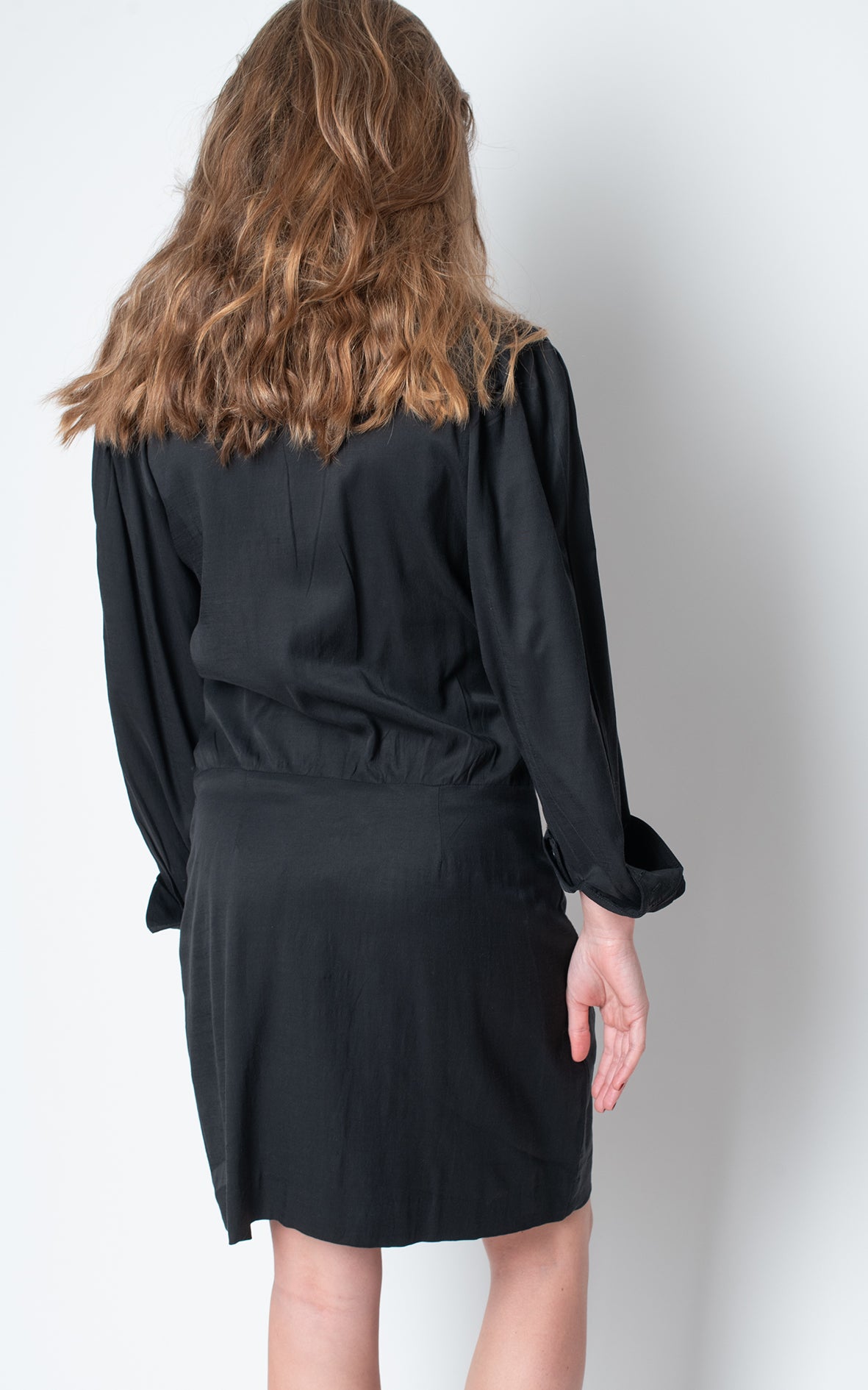 Vestido negro corto con botones brilli