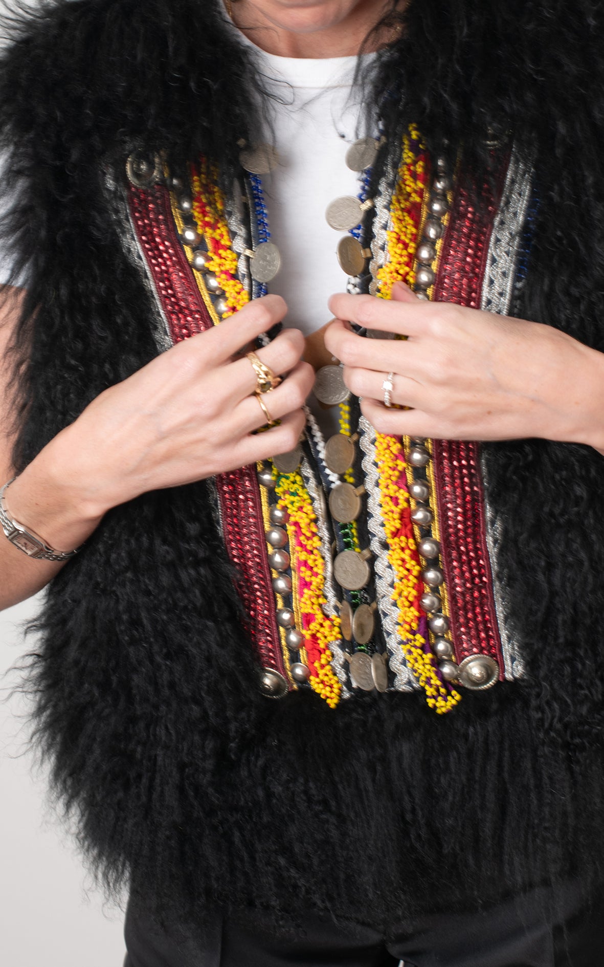 Chaleco hecho a mano con piel y abalorios