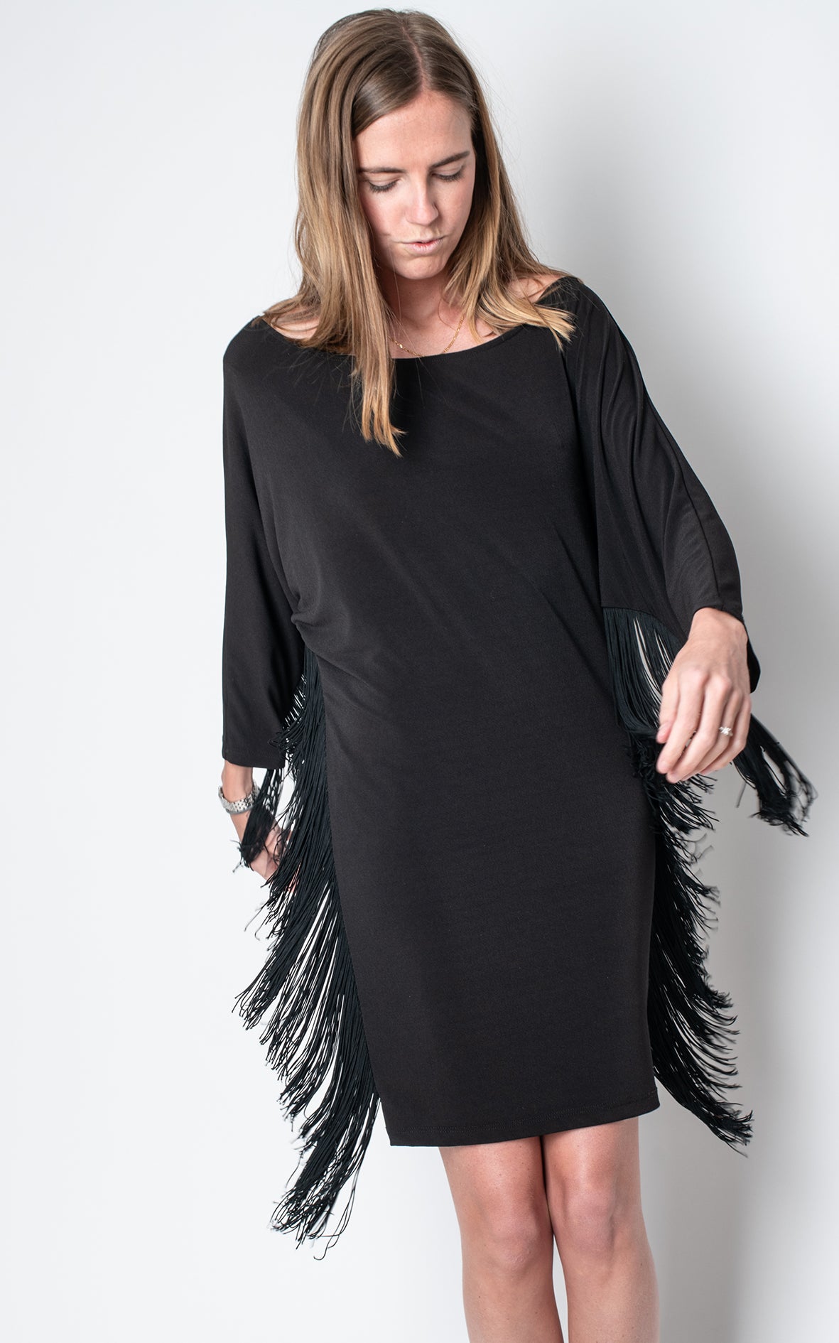 Vestido negro flecos