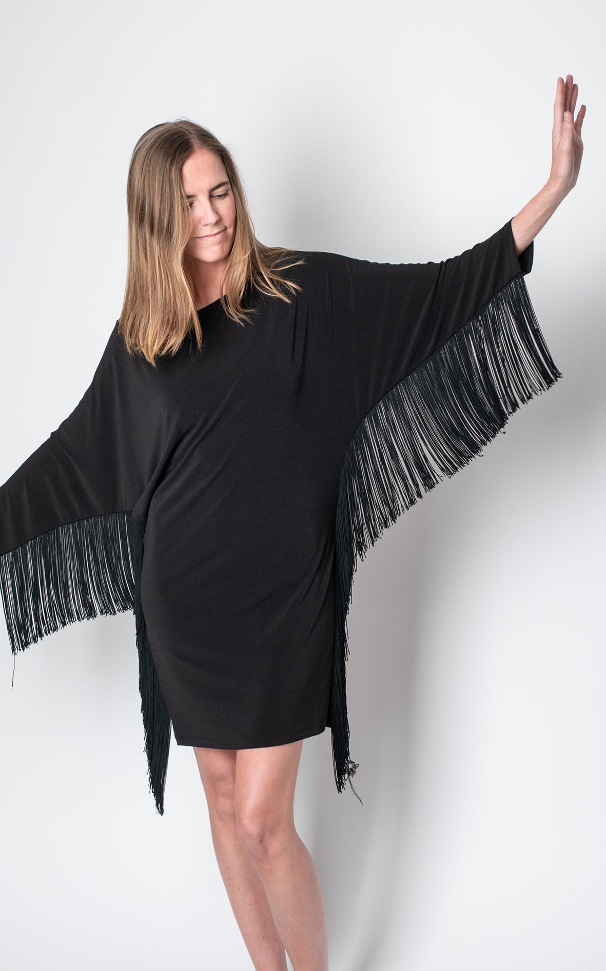 Vestido negro flecos