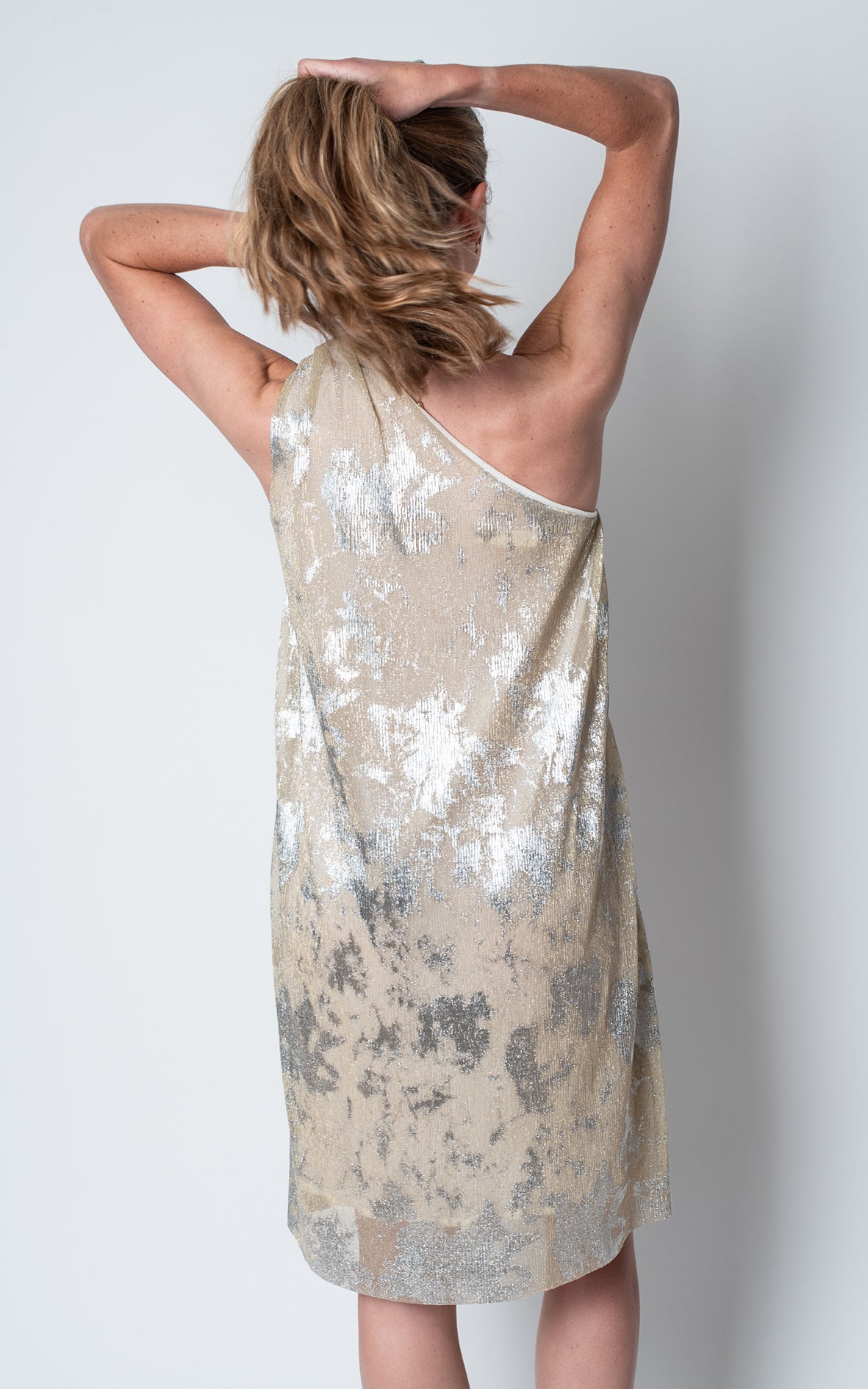 Vestido asimético detalles plateados