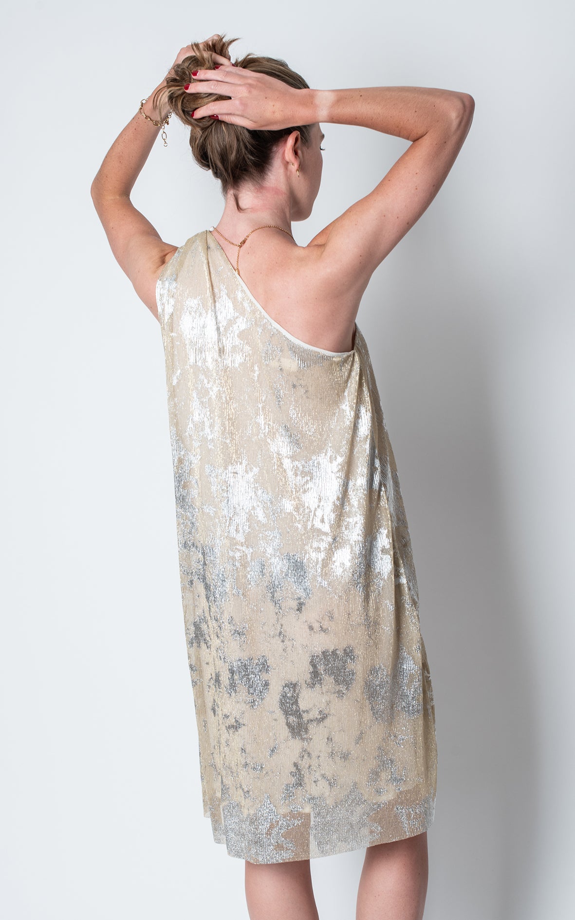Vestido asimético detalles plateados