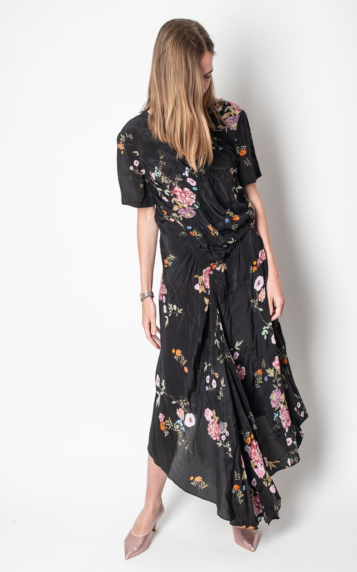 Vestido drapeado negro con flores