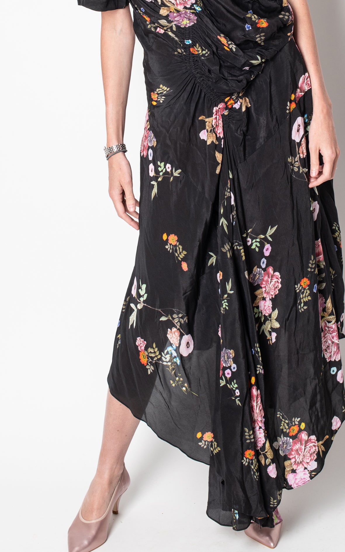 Vestido drapeado negro con flores