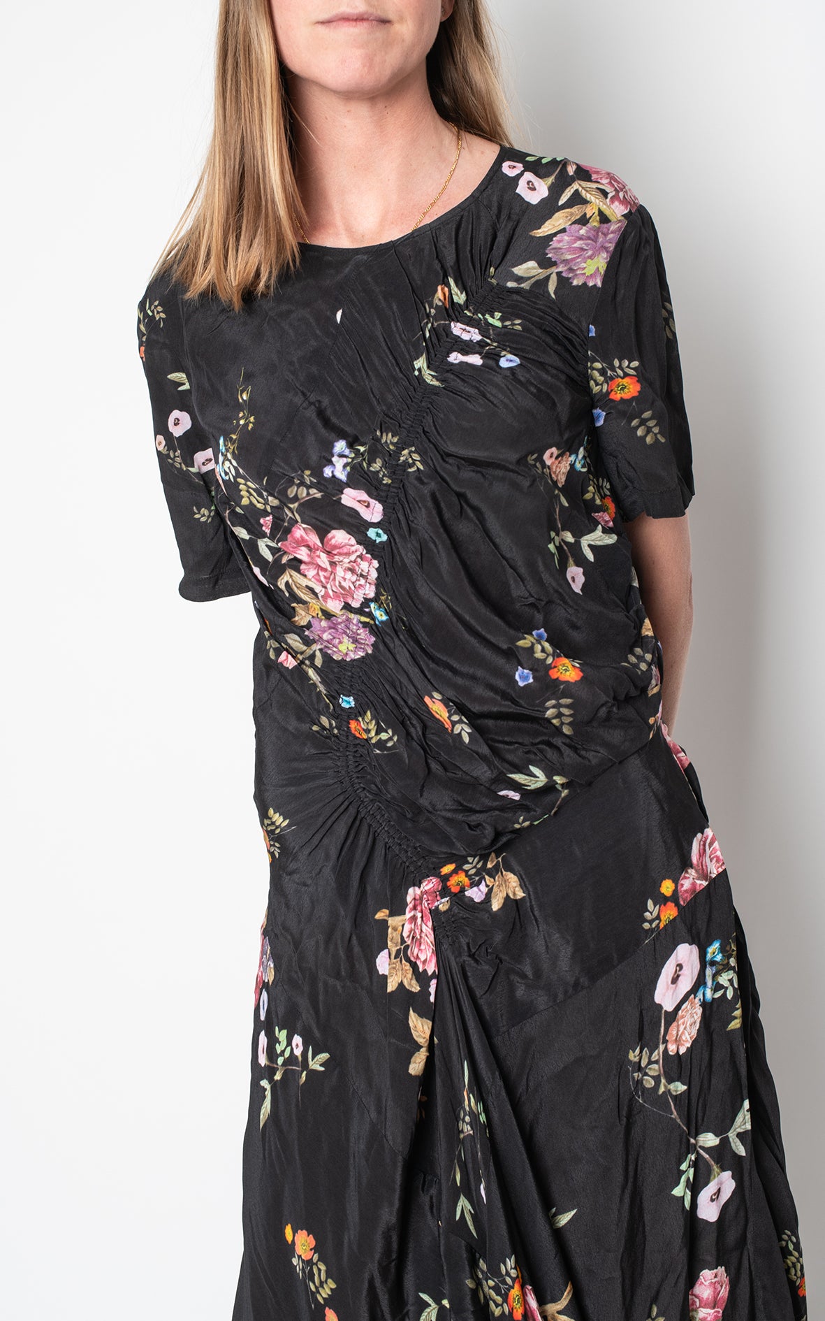 Vestido drapeado negro con flores