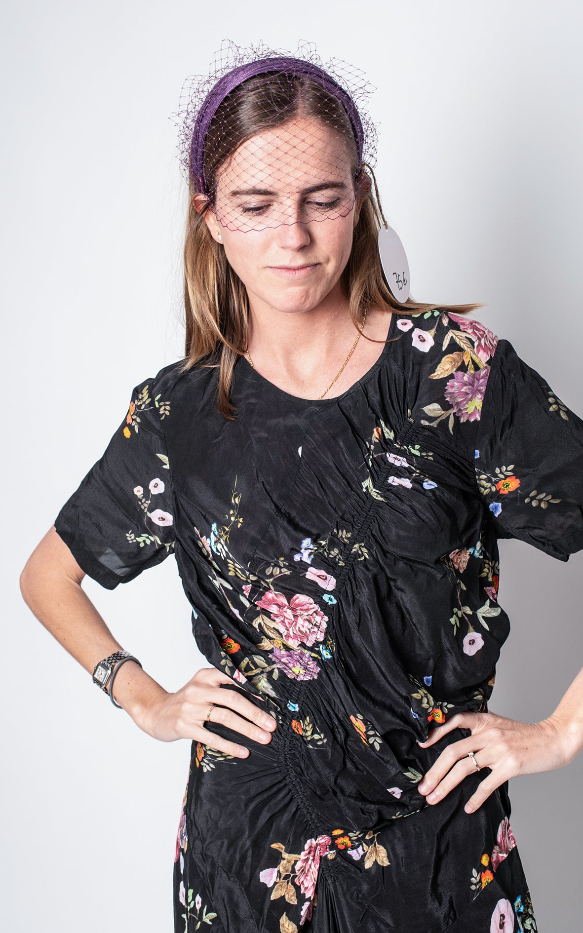 Vestido drapeado negro con flores