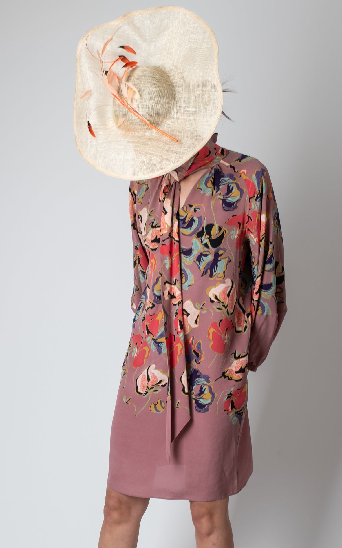 Tocado rafia y plumas