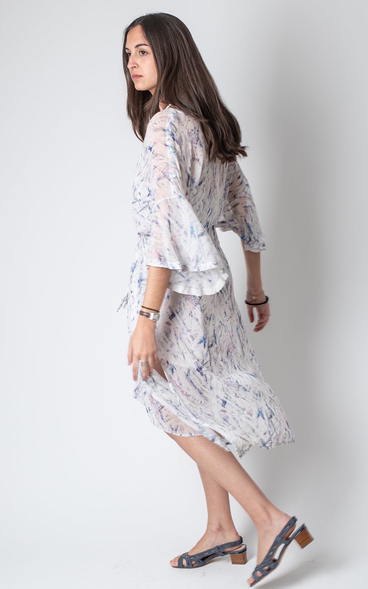 Vestido blanco con flores azules vaporoso
