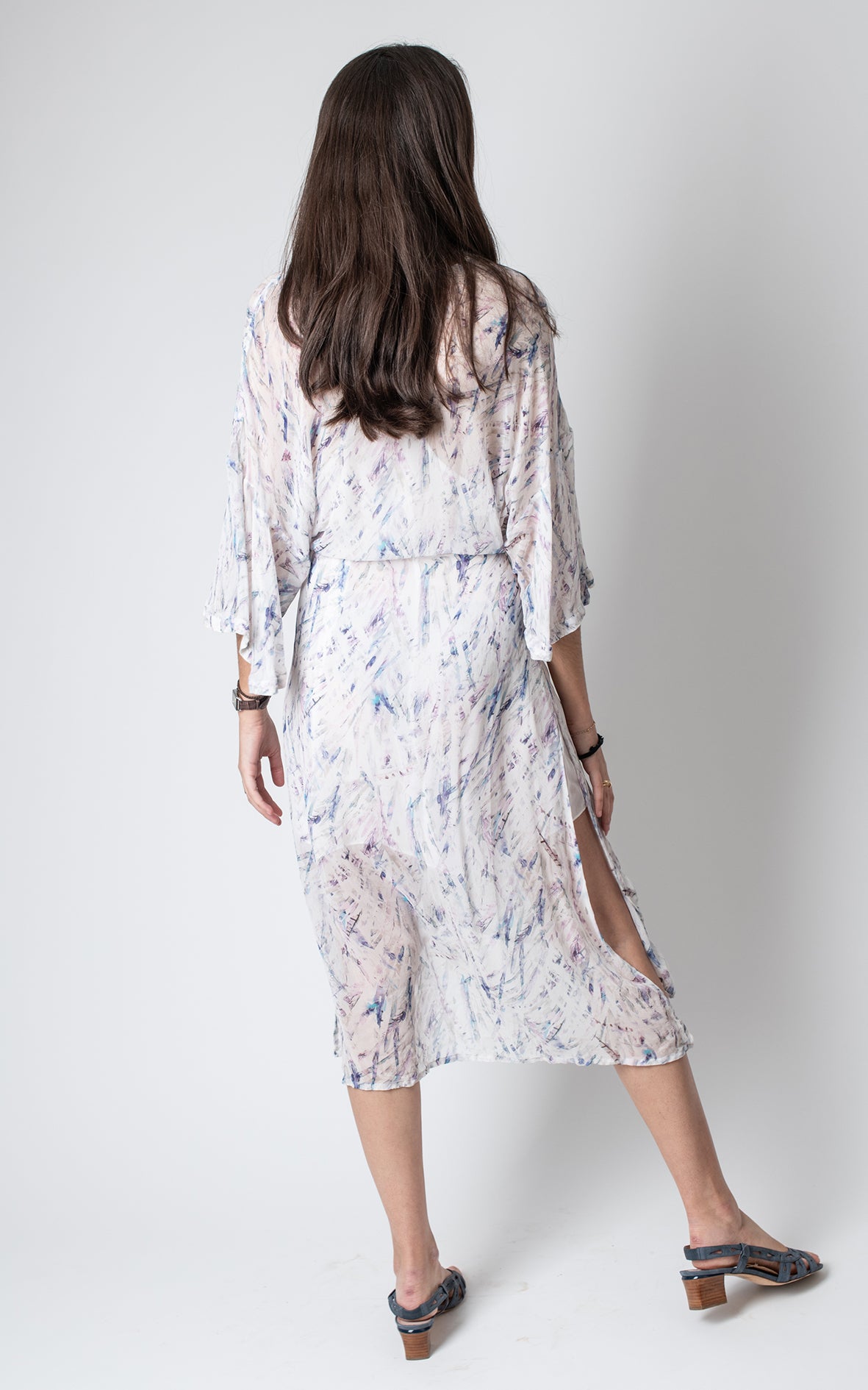 Vestido blanco con flores azules vaporoso