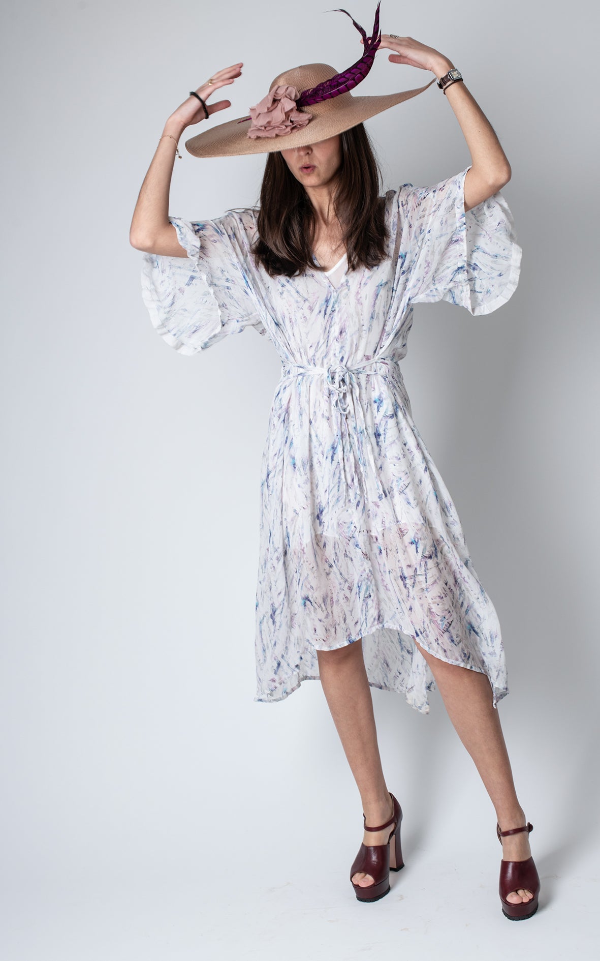 Vestido blanco con flores azules vaporoso
