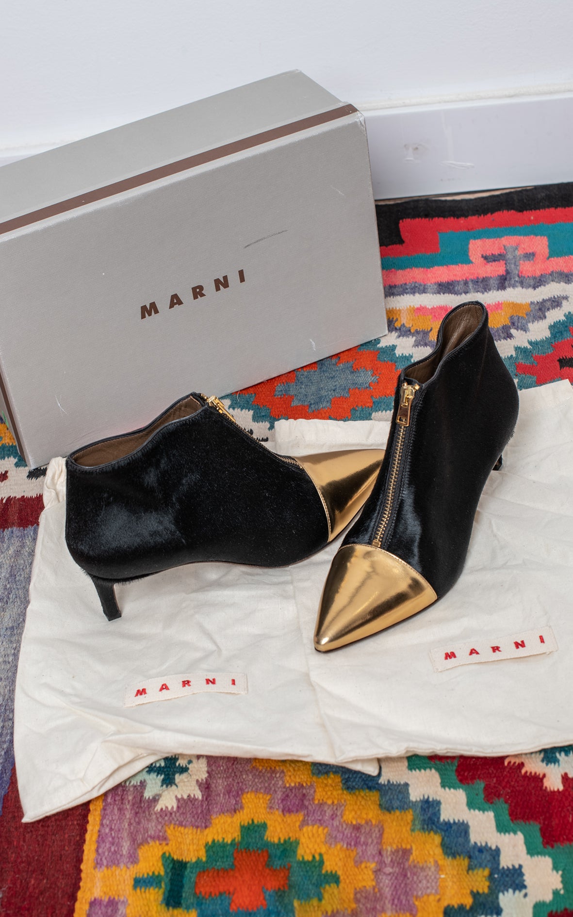 Botines negros punta dorada