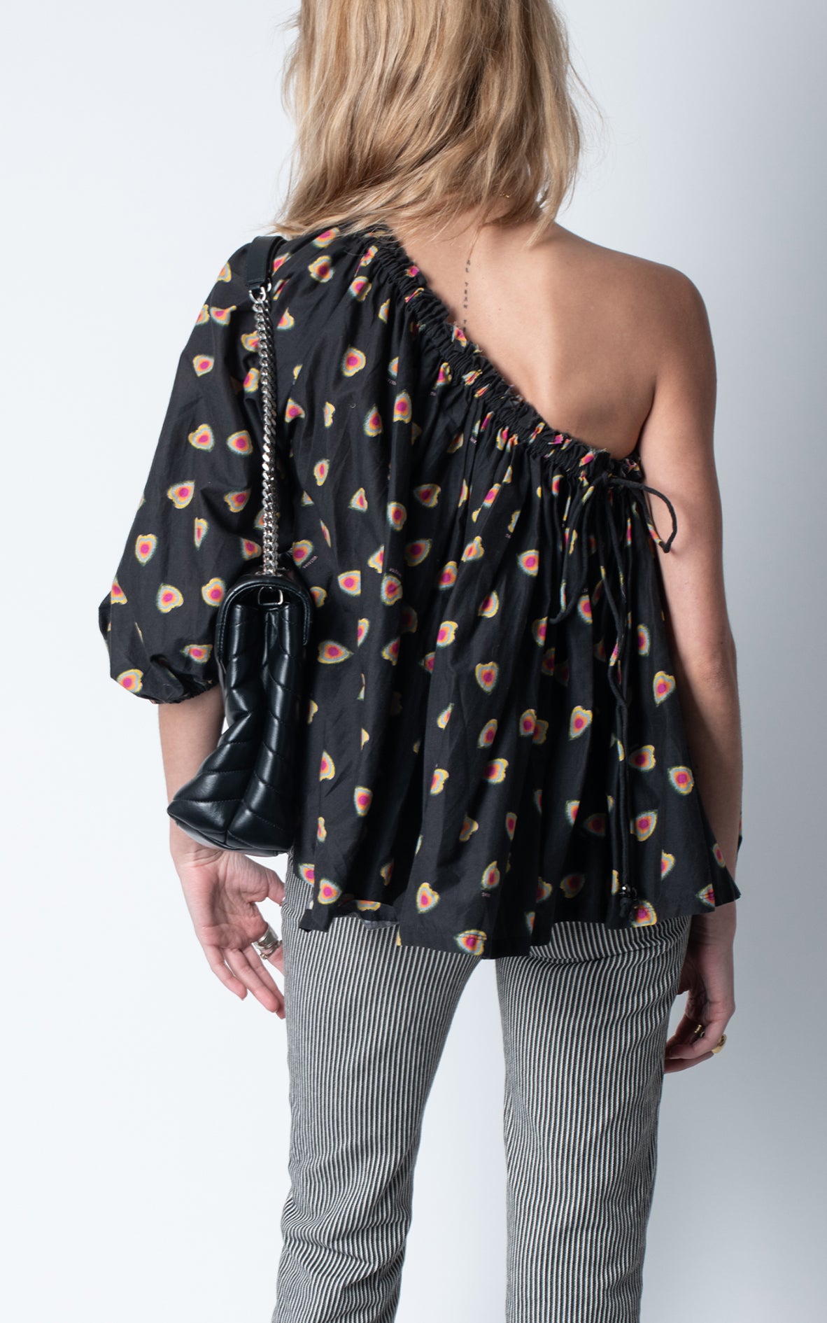 Blusa asimétrica negro estampado colores