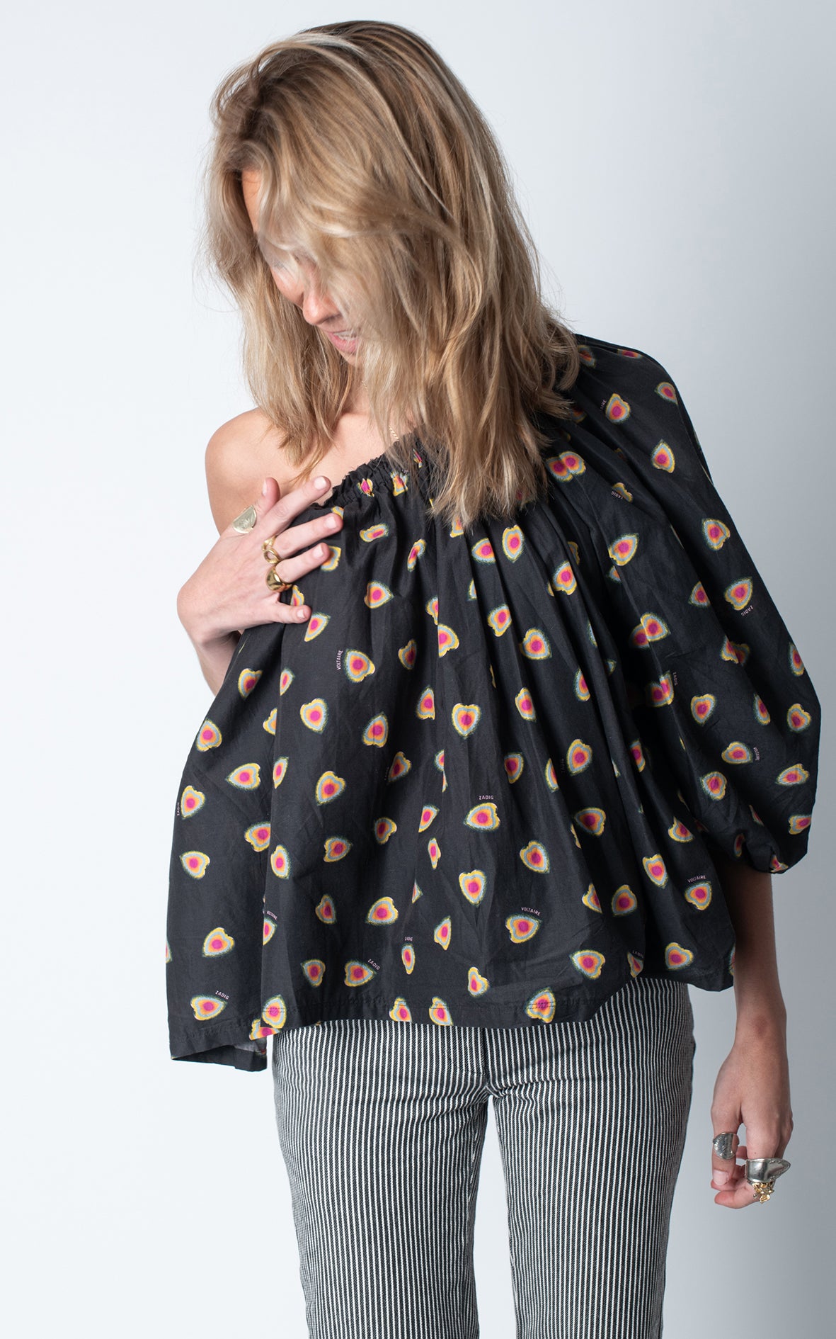 Blusa asimétrica negro estampado colores