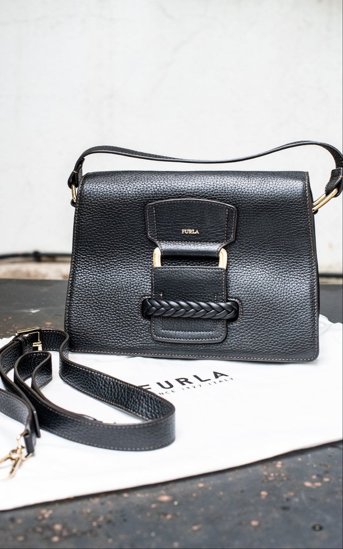 Bolso negro con cierre trenzado