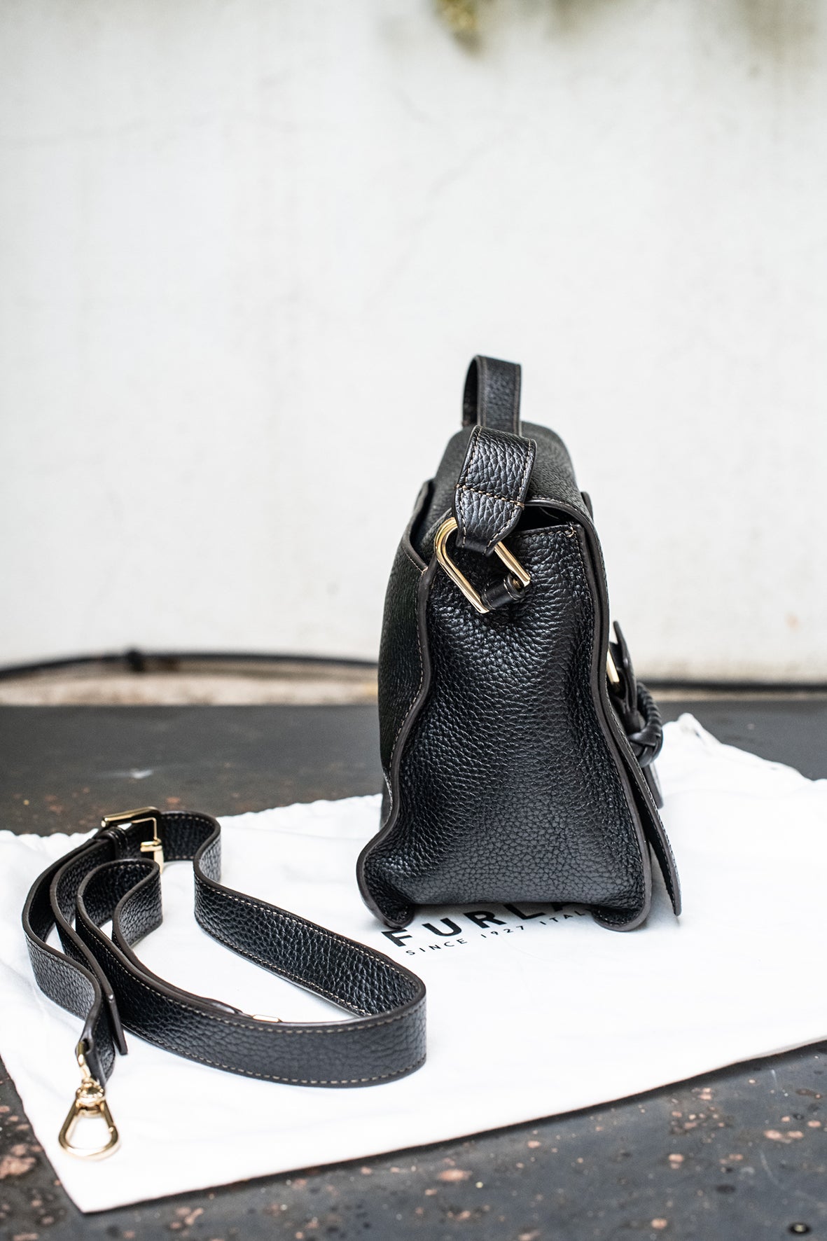 Bolso negro con cierre trenzado