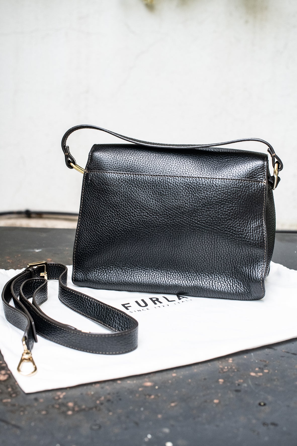 Bolso negro con cierre trenzado
