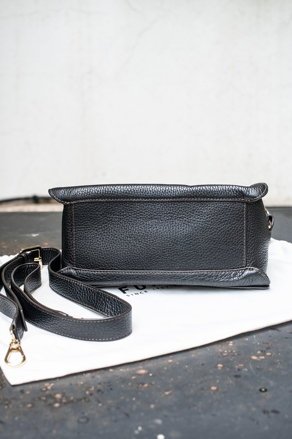 Bolso negro con cierre trenzado