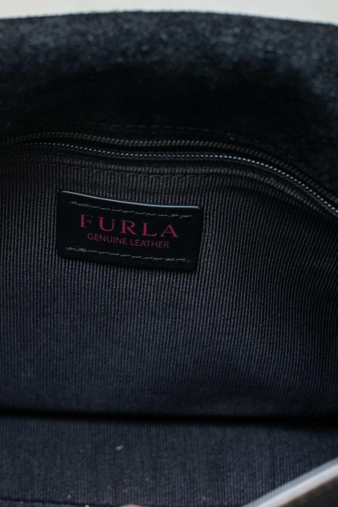 Bolso negro con cierre trenzado