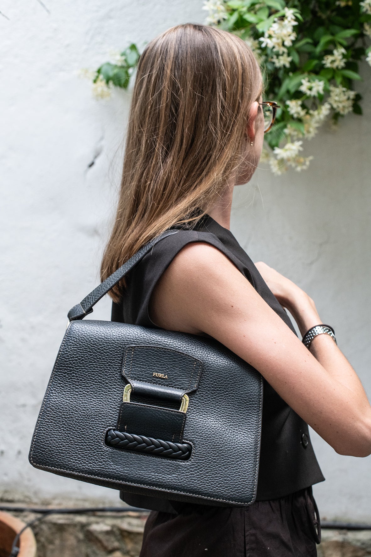 Bolso negro con cierre trenzado