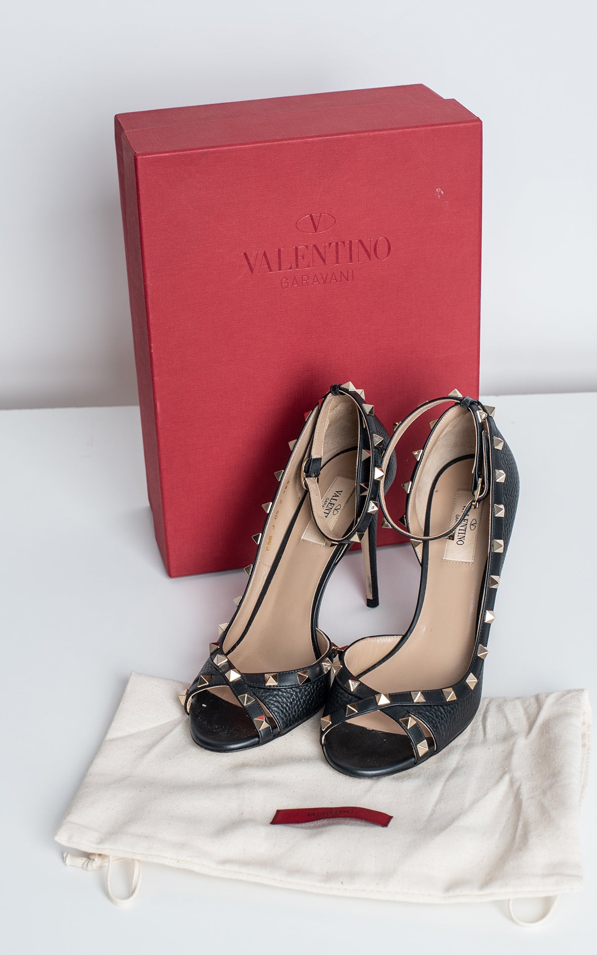 Tacones valentino negros con tachuelas