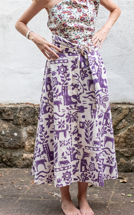 Falda blanca y morada