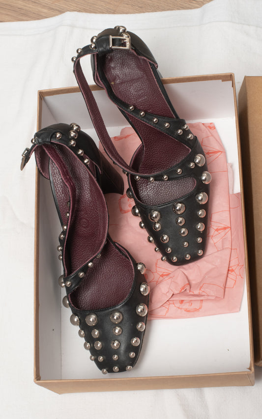 Zapatos negros con tachuelas