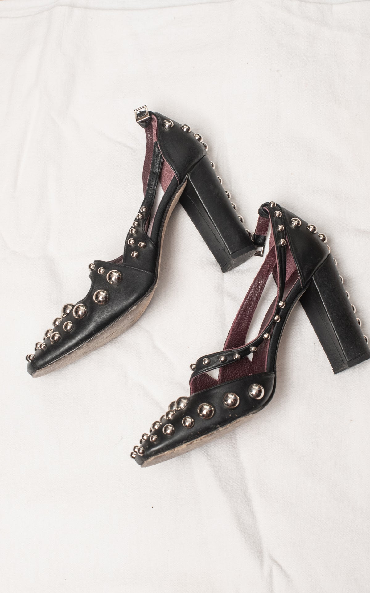 Zapatos negros con tachuelas