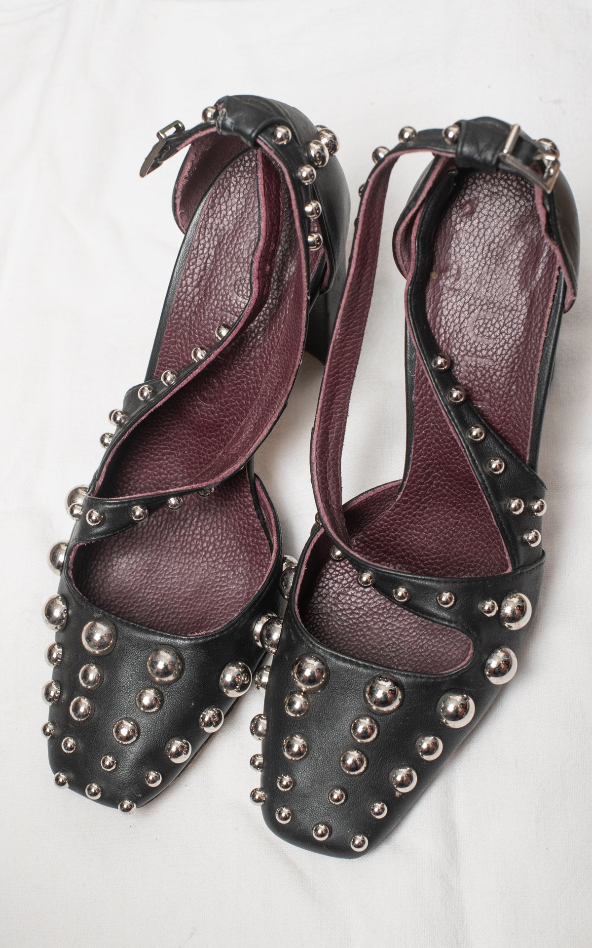 Zapatos negros con tachuelas