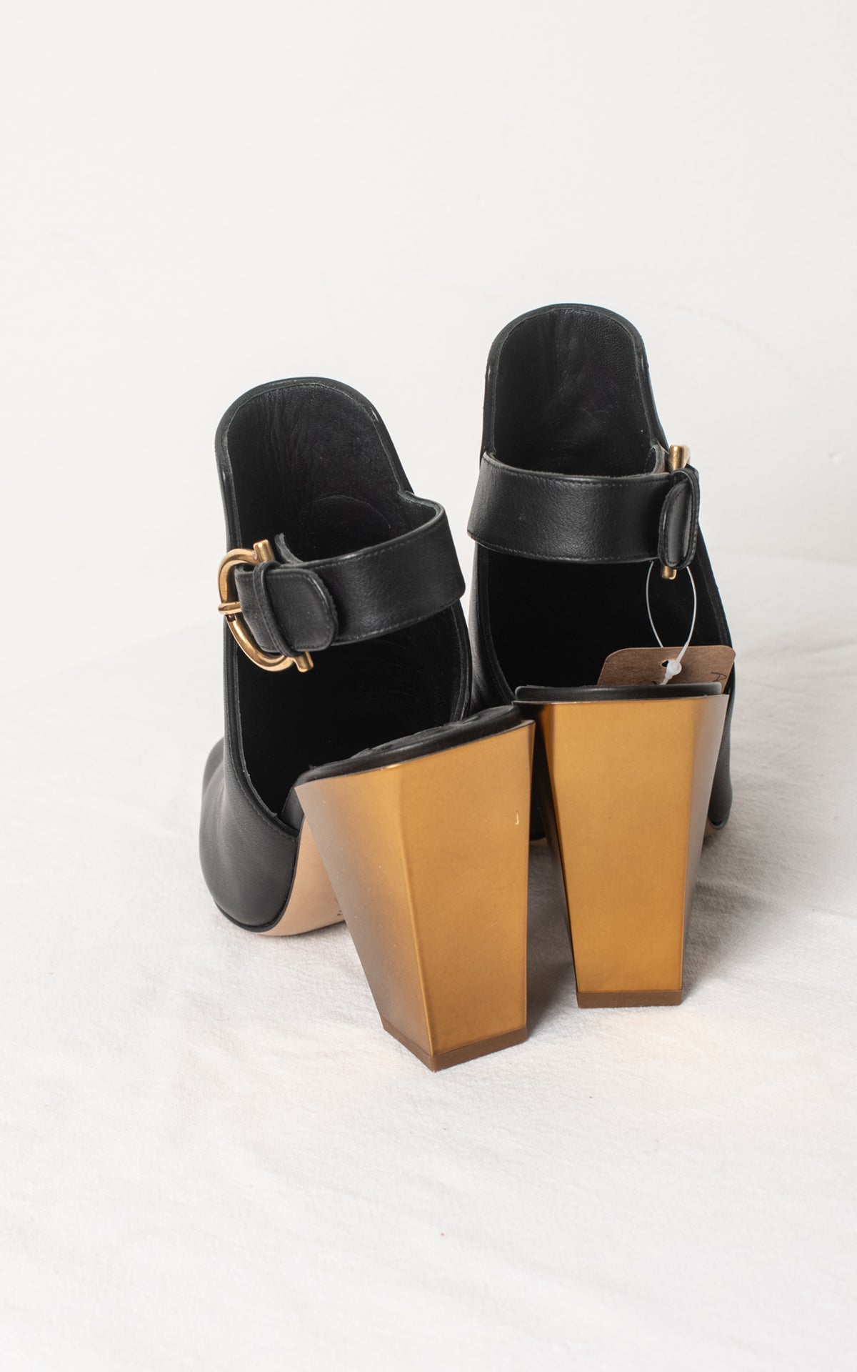 Zapatos destalonados tacón dorado