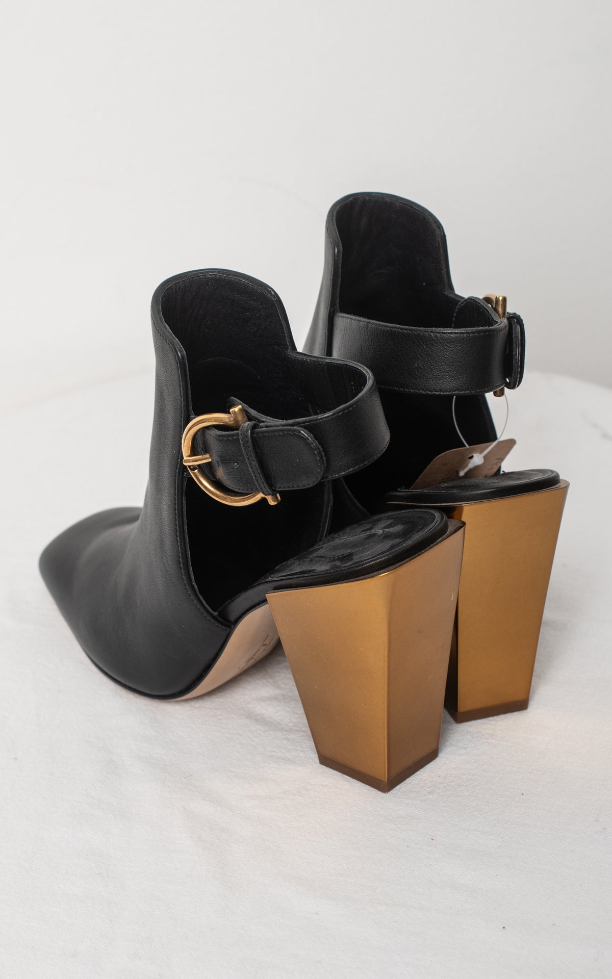 Zapatos destalonados tacón dorado