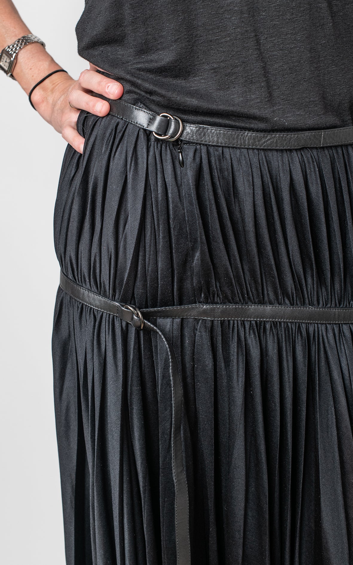 Falda negra midi