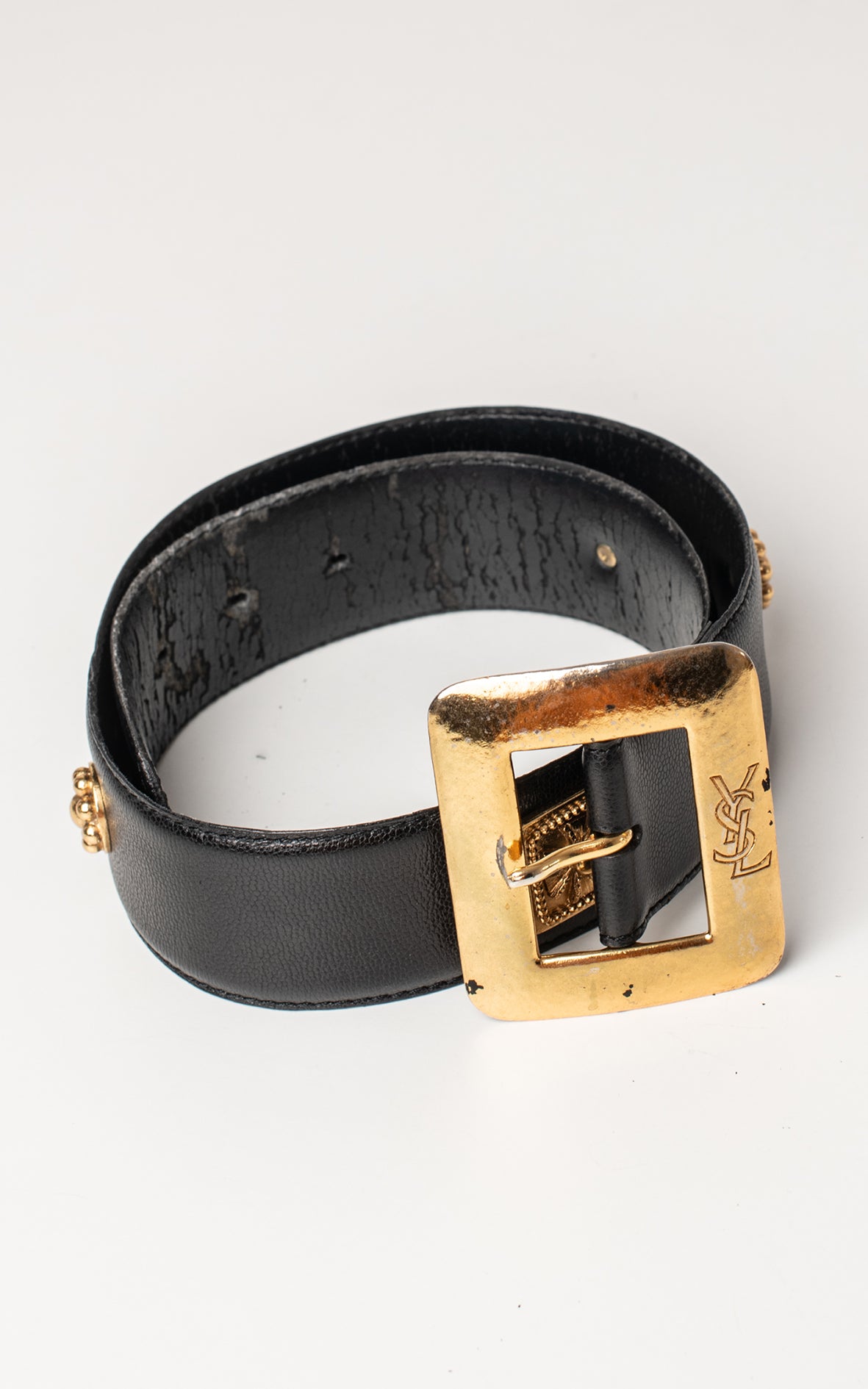 Cinturón hebilla dorada YSL negro