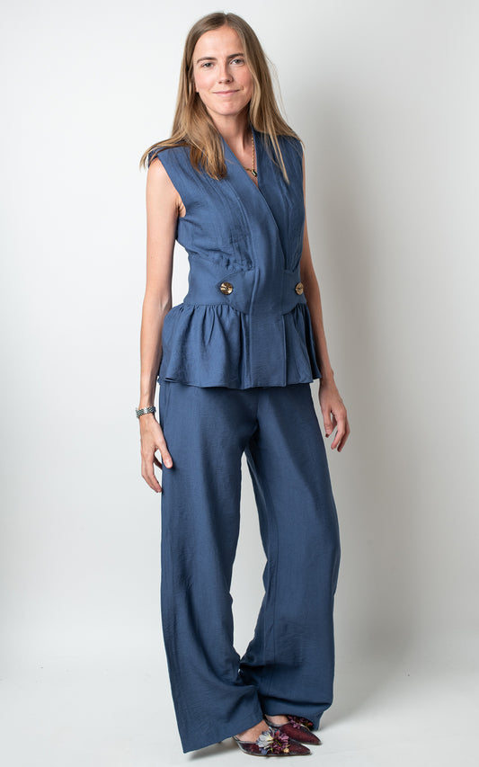 Chaleco y pantalón azul