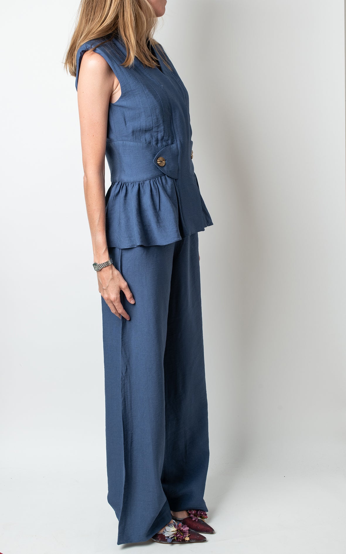 Chaleco y pantalón azul