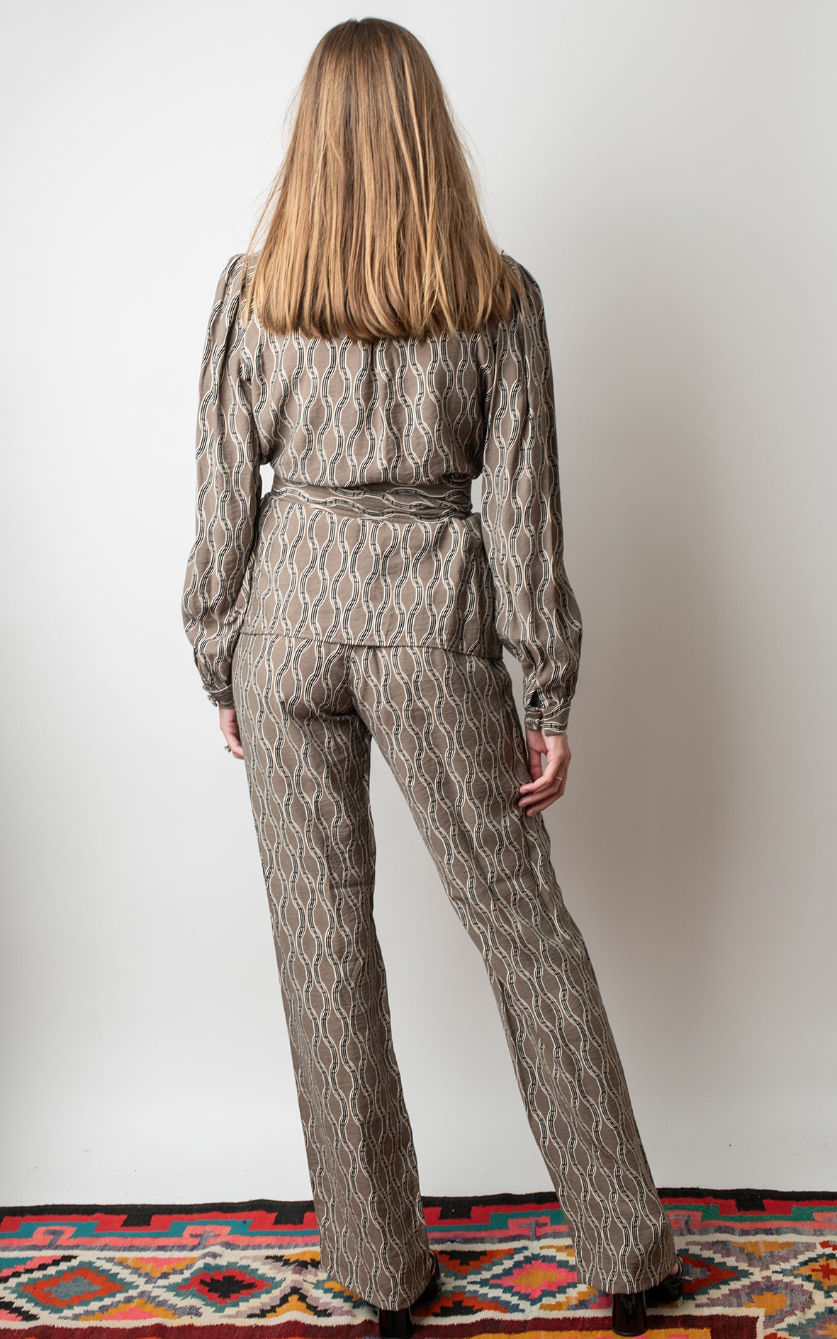 Total look pantalon, blusa y cinturón
