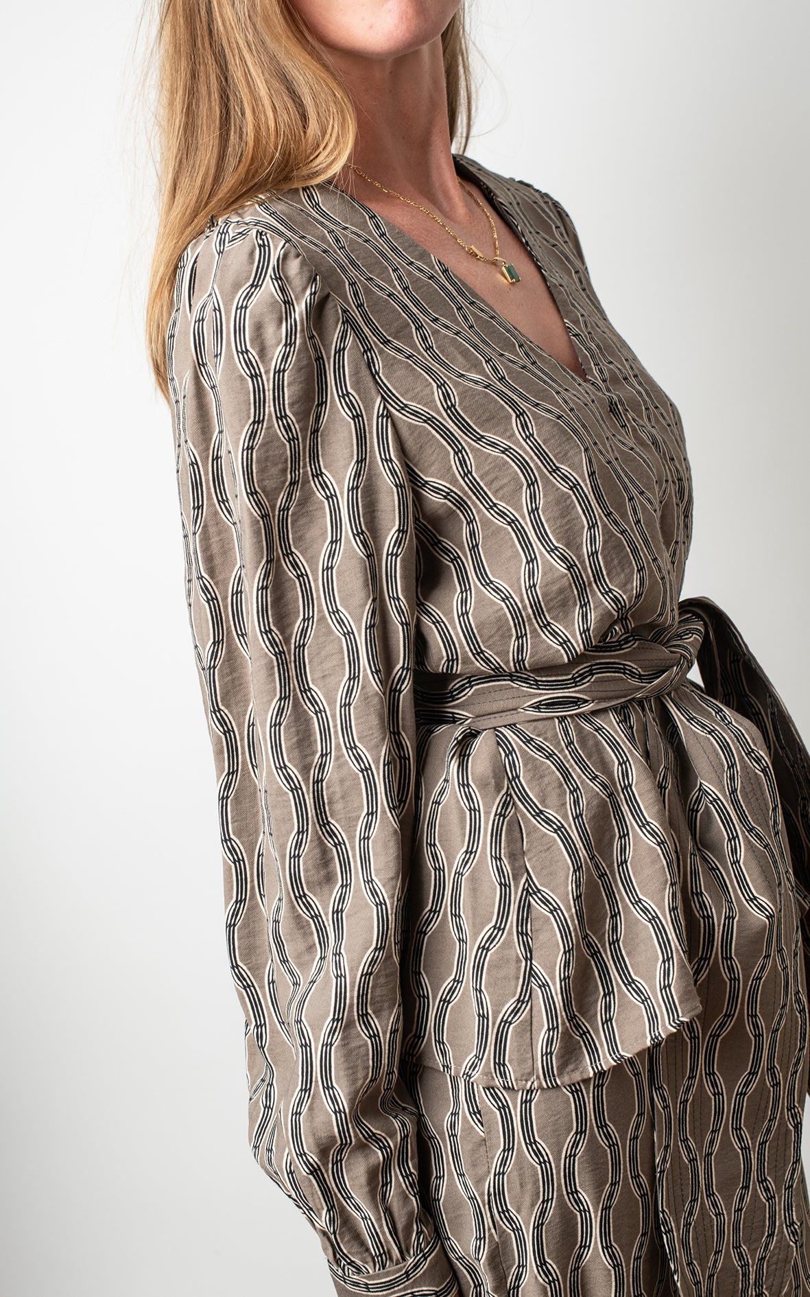 Total look pantalon, blusa y cinturón