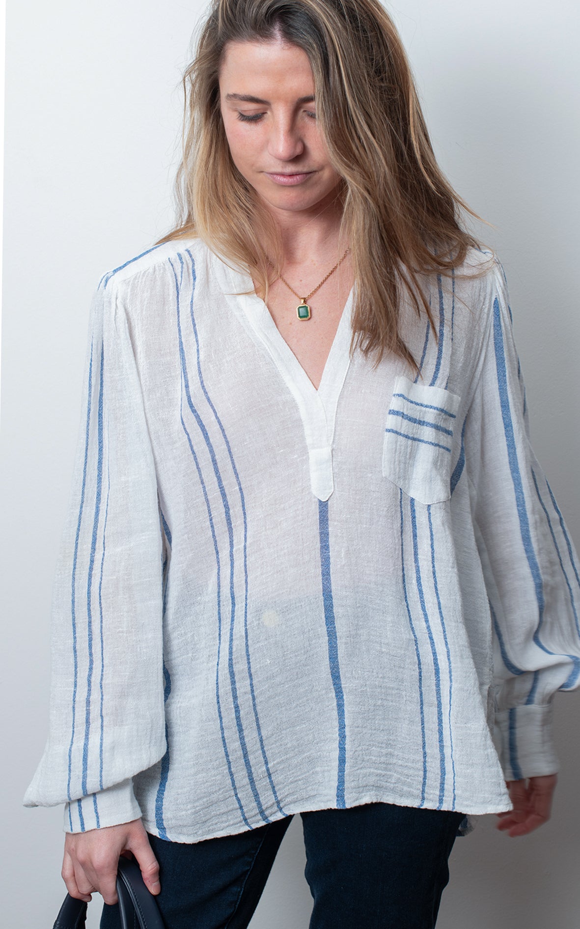 Camisa de rayas blanca y azul