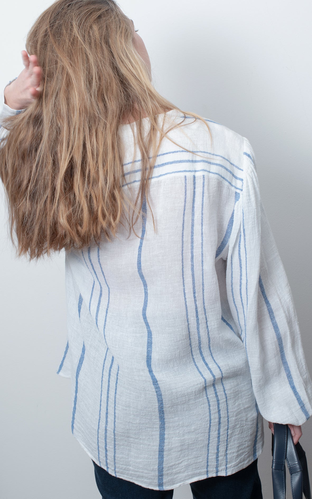 Camisa de rayas blanca y azul