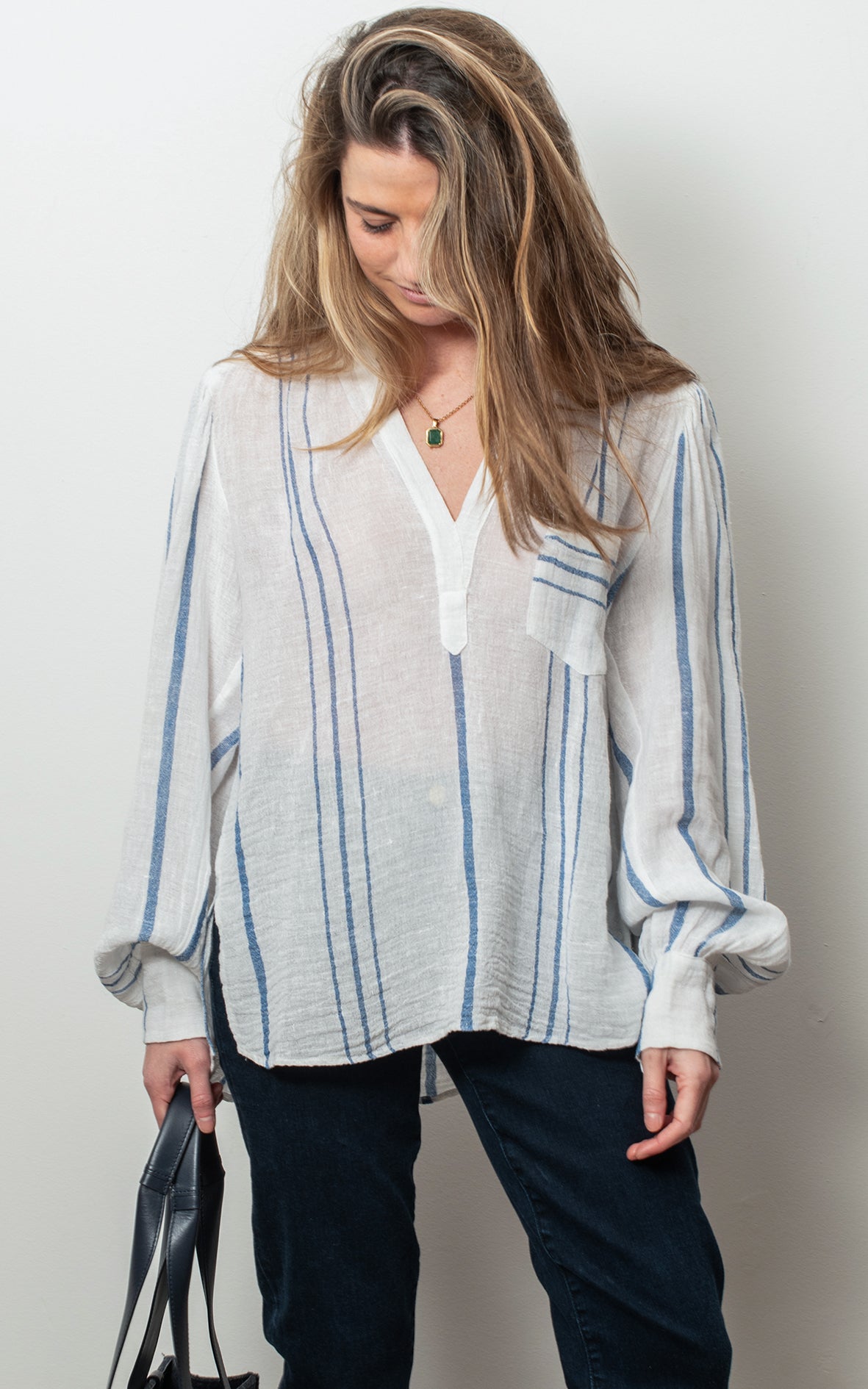 Camisa de rayas blanca y azul