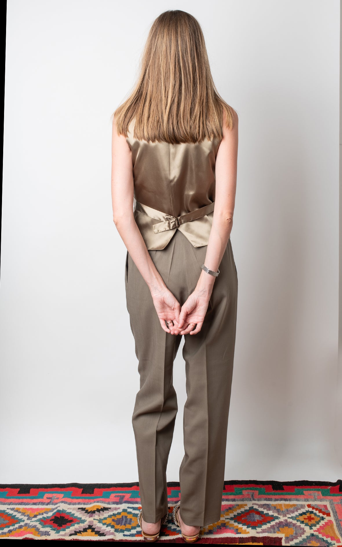 Traje pantalón y chaleco color topo
