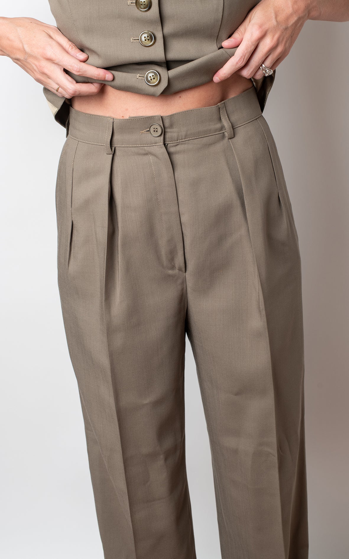 Traje pantalón y chaleco color topo