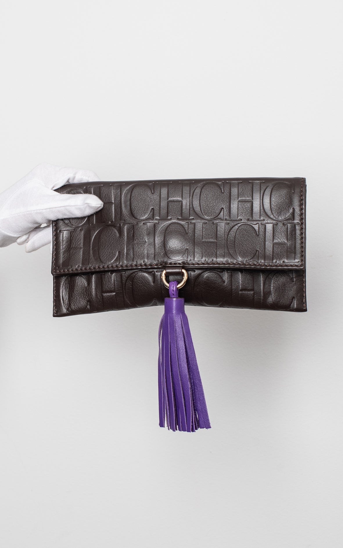 Clutch marrón pompon morado