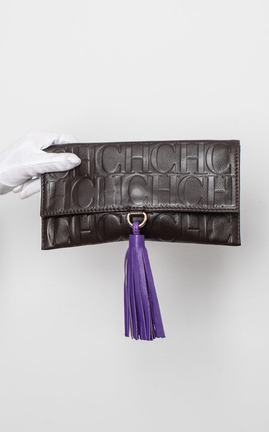 Clutch marrón pompon morado