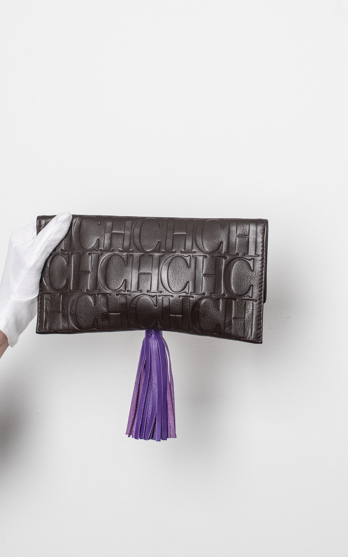 Clutch marrón pompon morado