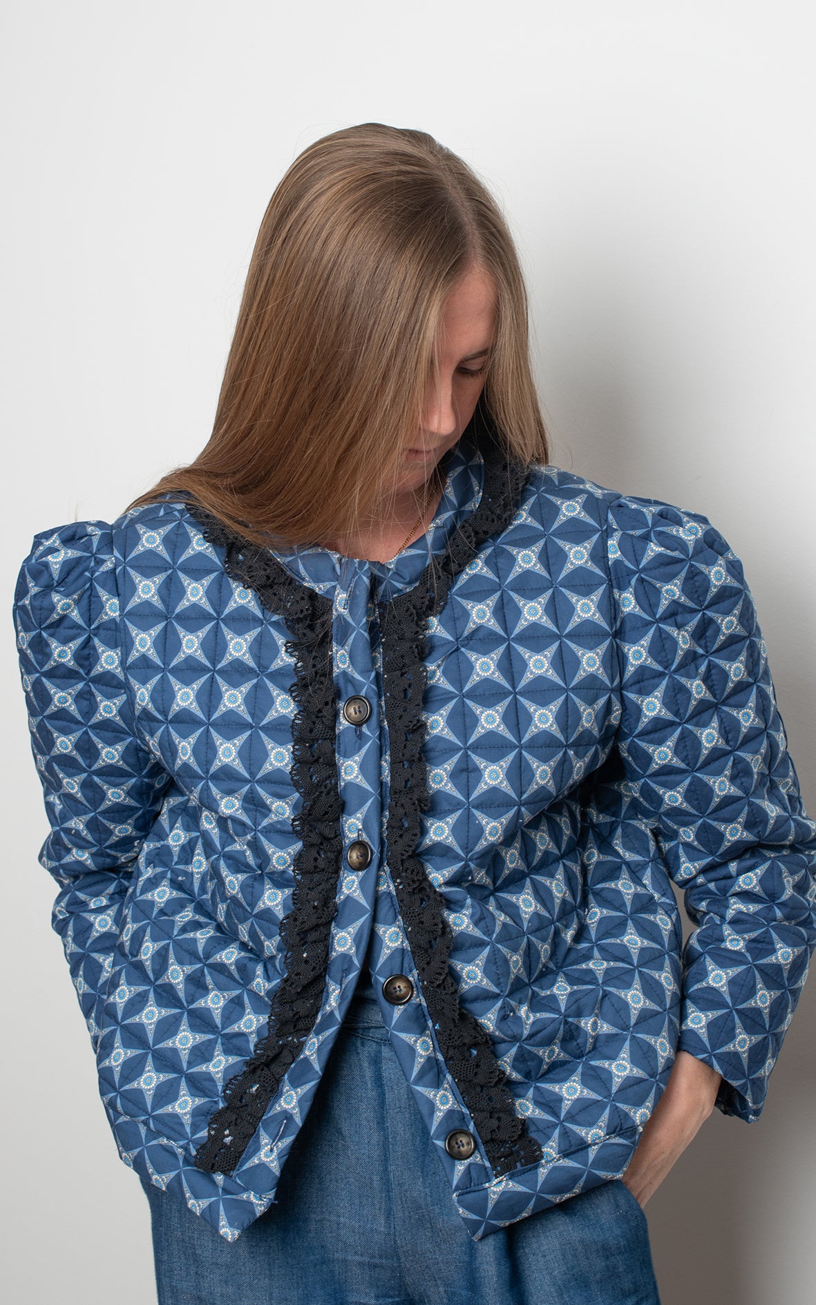 Chaqueta acolchada con encaje negro