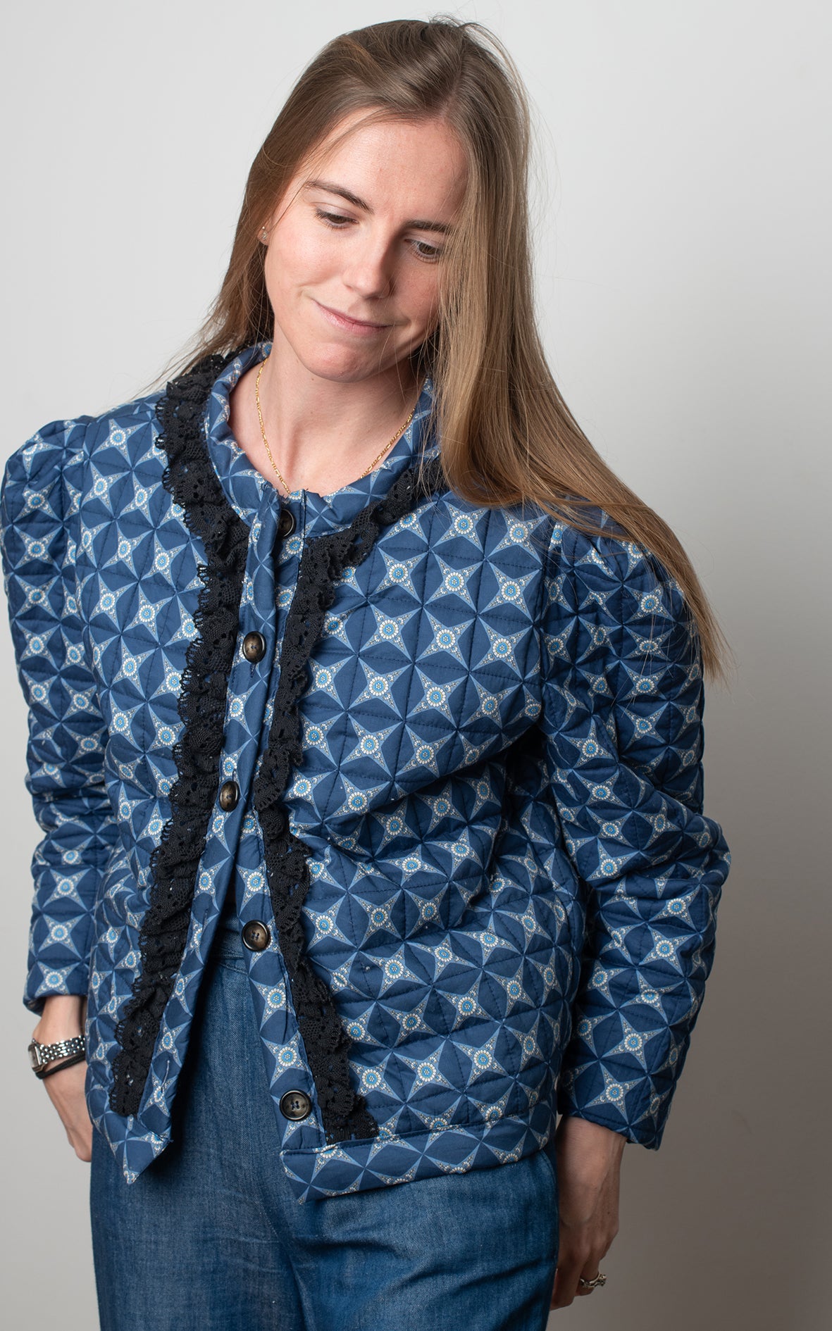 Chaqueta acolchada con encaje negro