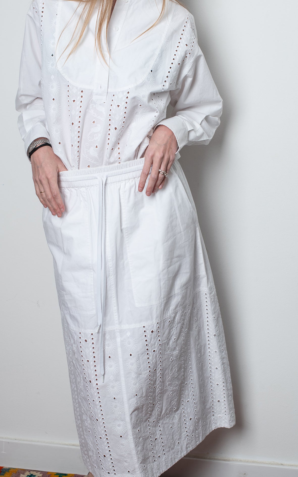 Total look camisa y falda blanca