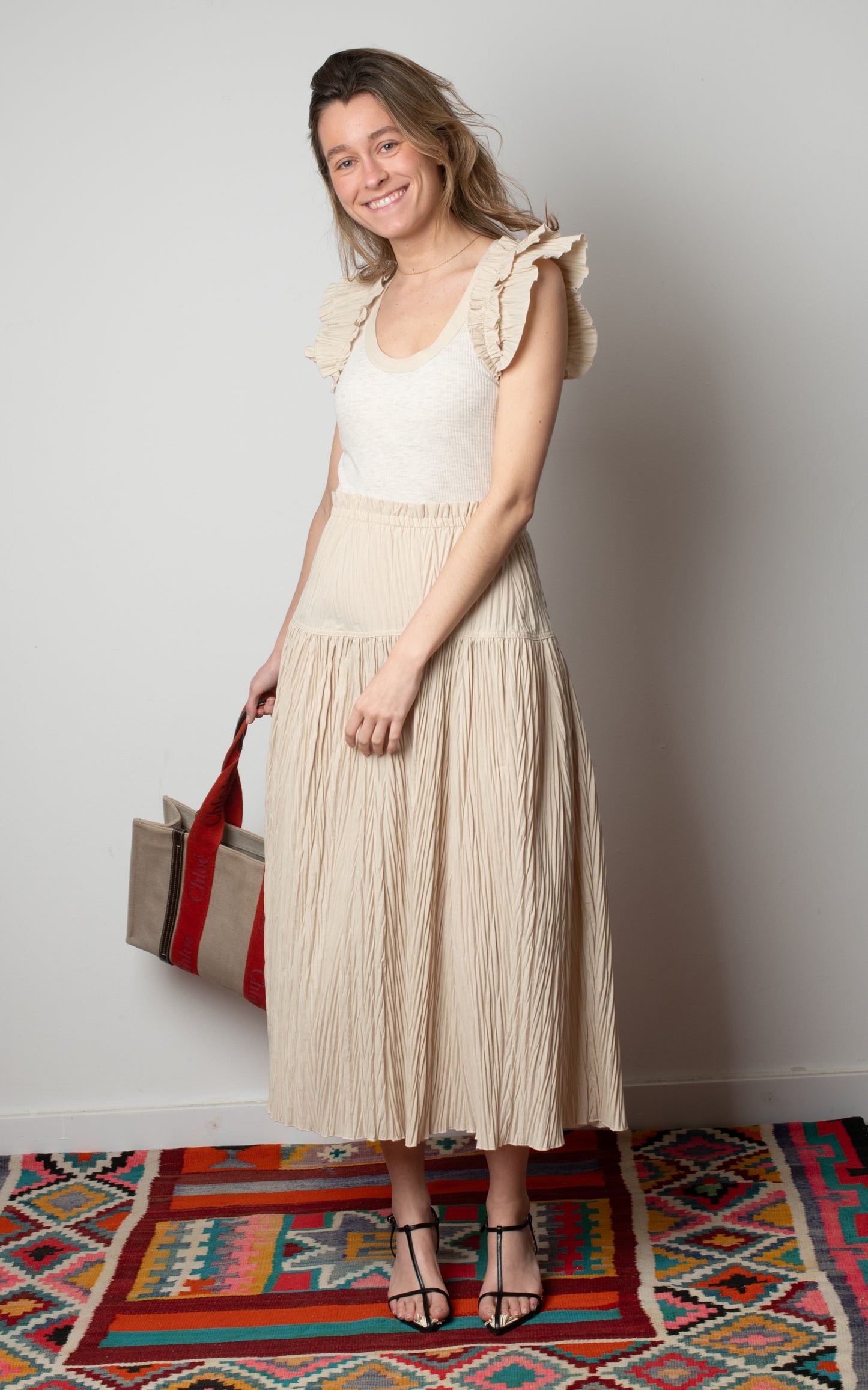 Vestido beige con volantes