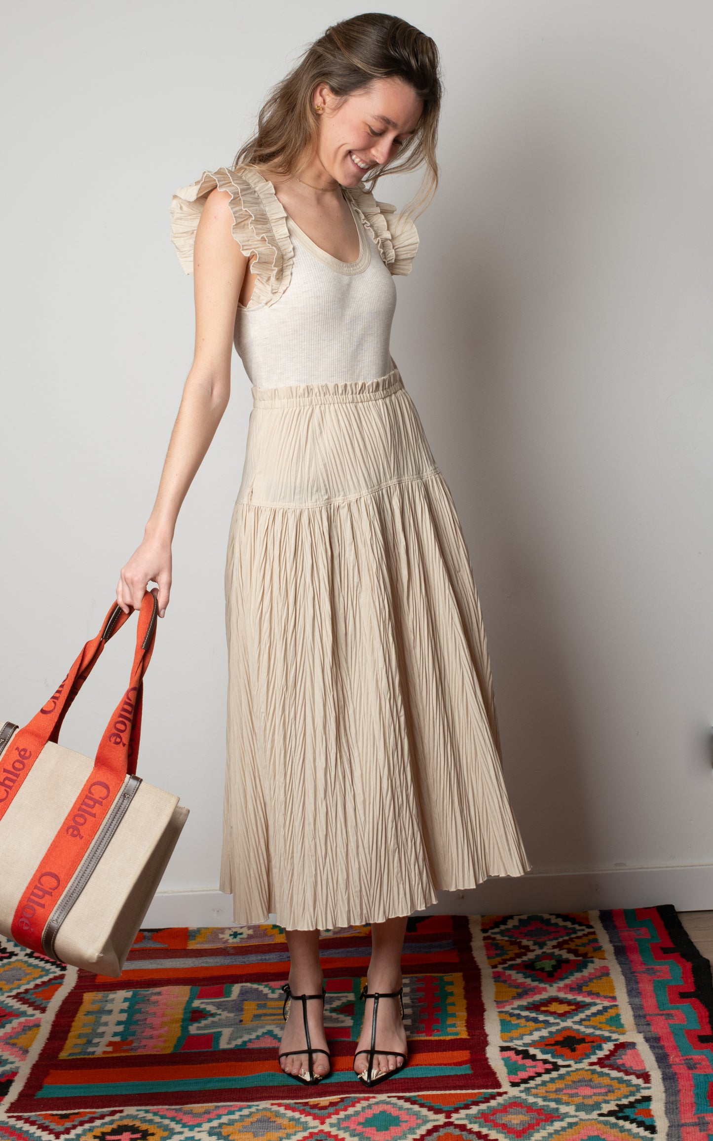 Vestido beige con volantes