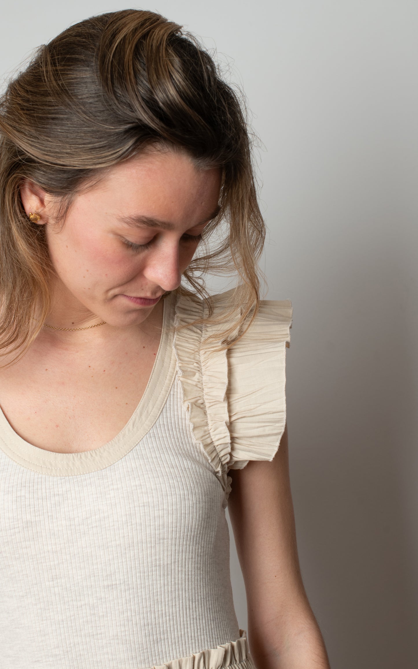 Vestido beige con volantes